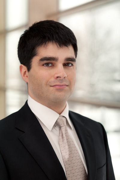 Unter den ersten Drei des Science-2-Start-Preises: Dipl.-Ing. Alexej Domnich vom  Fraunhofer Institut für Produktionstechnik und Automatisierung, Abteilung Laborautomatisierung und Bioproduktionstechnik, und... (Bild: Fraunhofer IPA)