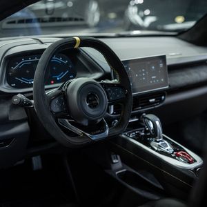 Die tiefen Sitze sind bequem, geben Fahrer und Co-Pilot einen festen Halt und platzieren einen perfekt zwischen die vordere Radaufhängung.(Bild:  Lotus)