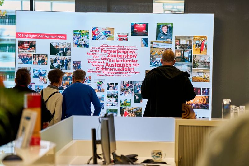 Eine Fotowand zeigte die Highlights aus 20 Jahren Lexware-Partnerkongress. (Bild: Haufe-Lexware)