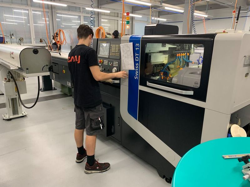 La concentration est de mise pour les apprentis du CAAJ lors du travail sur les machines. (Source : CAAJ Moutier)