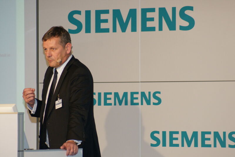 Ralf-Michael Franke, CEO Drive Technologies, stellt die neue Controller-Generation Simatec S7-1500 und die Version 12 des Engineering Frameworks TIA Portal vor. (Vogel Business Media)