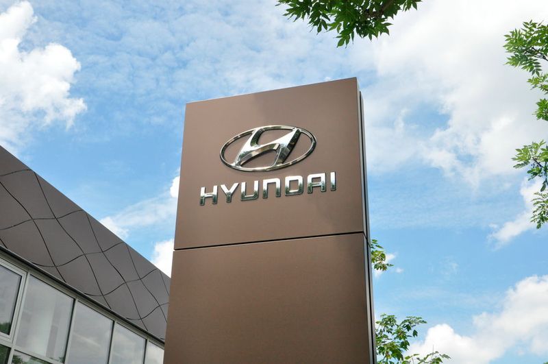 Hyundai hatte die Farbe der Außensignalisation zuletzt von Blau in Bronze geändert. (Wehner / »kfz-betrieb«)