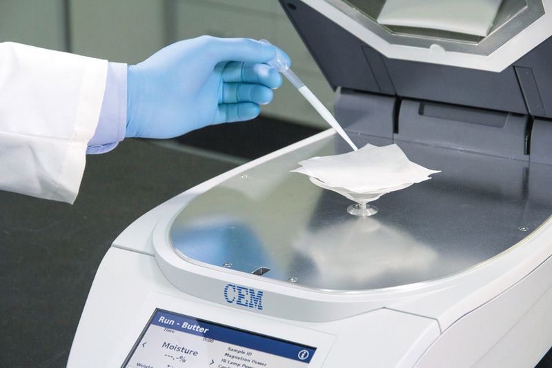Abb. 2: The sample is put onto the sample pan in the Smart 6. (CEM)