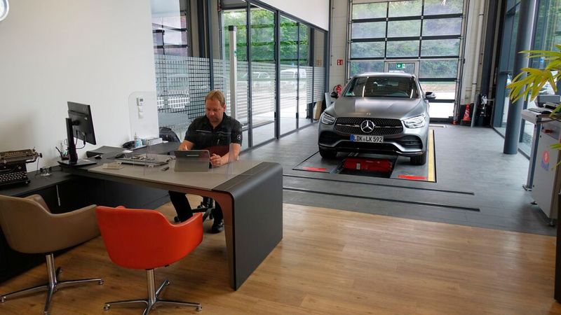 Hier fiel der Jury unter anderem der schöne Serviceberater-Arbeitsplatz auf: Vorne mit schickem Holzboden wie im Büro, dahinter der direkte Zugang zur Hebebühne. (Bild: Rosenow/»kfz-betrieb«)