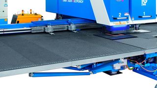 Eine Maschine vom Typ Combilaser Multipunch in betriebsbereiter Ausführung. (Boschert)