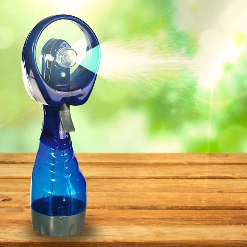 Die ultimative Abkühlung gibt es bei www.monsterzeug.de. Der Ventilator mit Sprühflasche brtingt frischen Wind und Sprühnebel und kostet 9,95 Euro. (www.monsterzeug.de)