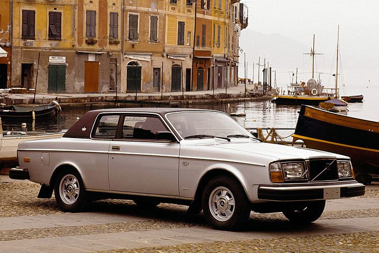 Platz 18: Volvo 262 Cab 1977. Er sollte das gesellschaftliche Aushängeschild der ins Premiumsegment strebenden Schweden sein. Tatsächlich erregte das erste Volvo Coupé mit V6-Motorisierung globales Aufsehen – obwohl der 262 C nur auf wenigen Märkten verkauft wurde. (Foto: Volvo)