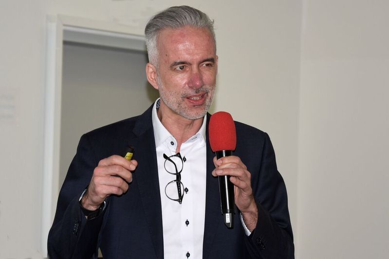 Peter Scheller betont bei der Vorstellung der KI-Funktion auf der Hannover Messe 2019: „Wir haben einen Machine-Learning-Algorithmus integriert, der vom Anwender lernen kann. Das zu verstehen ist uns ganz wichtig!“ (Stefanie Michel)