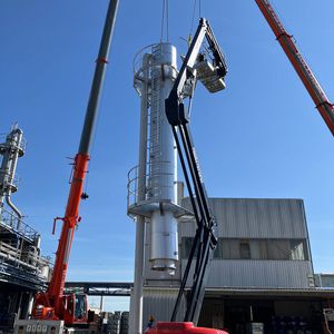 Die Aufstellung der neuen Kolonne übernahm das Team der Richard Geiss GmbH in Eigenregie. (Bild:  Richard Geiss)