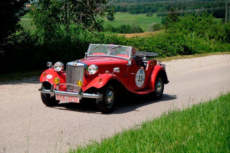 Tolle Aussicht: Ein MG TD aus dem Jahr 1953 mit Moni und Max Kroker. (Holger Zietz)