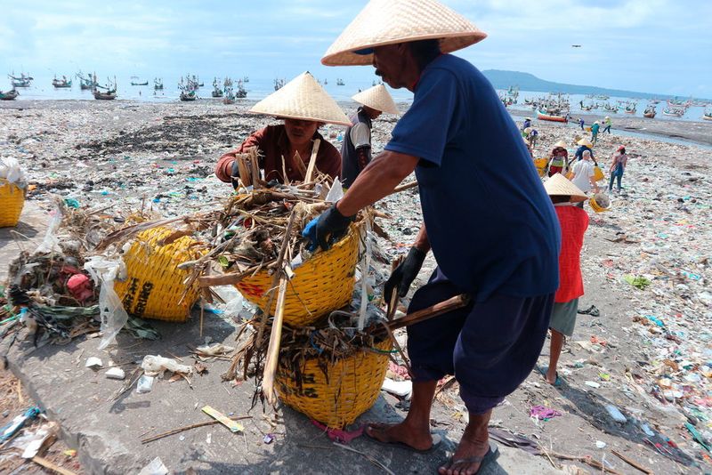 Das Bild zeigt Müllsammler im Rahmen des Project Stop in Muncar, Indonesien. (Systemiq)