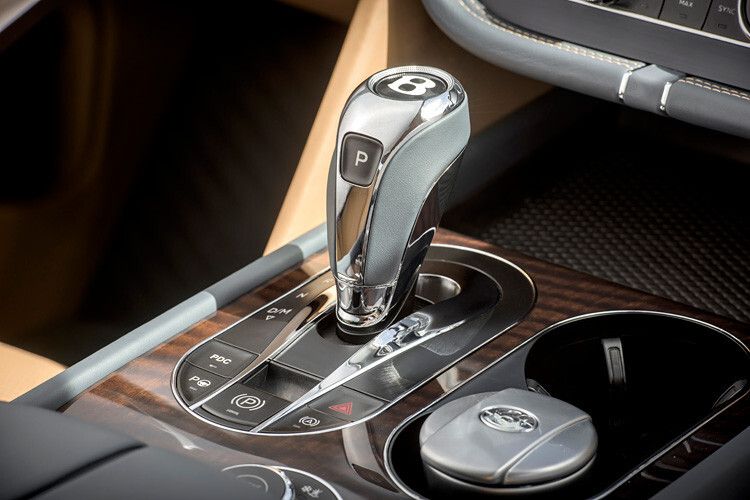 Die symmetrische Aufteilung, darauf weist Interieur-Designer Darren Day besonders gern hin, erlaubt bei Rechts- und Linkslenkern den gleich Abstand des Getriebehebels zum Lenkrad. (Foto: Bentley)