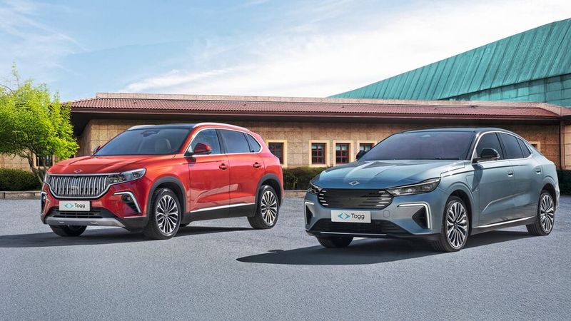 Zum Start in Deutschland gibt es zwei Modelle: Den E-SUV T10X (li.) und die Limousine T10F. Beide sind technisch eng verwandt. (Bild: Togg)