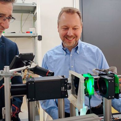 Geiziger rechnen! Professor Andreas Waag von der TU Braunschweig und Professor Christian Werner von Ostfalia freuen sich über eine 15-Millionen-Förderung durch das Land Niedersachsen und die Volkswagen-Stiftung. Es geht um nicht weniger, als neuartige Computersysteme ... (Bild: TU Braunschweig / L. Kötter)