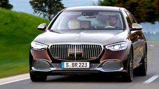 Mercedes krönt die S-Klasse mit einer Maybach-Variante. Erkennungsmerkmal ist unter anderem eine Zweifarb-Lackierung. (Bild: Daimler)
