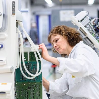 Digitale Durchgängigkeit: Am Beispiel von Fresenius zeigt der Beitrag, wie Unternehmen mit integrierten Entwicklungsprozessen profitieren.  (Bild: Fresenius Medical Care)