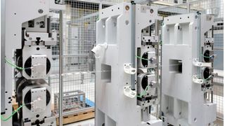 Hier sieht man die kontinuierliche Fertigung von Blechteilen im Hohlprägewalz-Verfahren. Dieser Prozess läuft hochpräzise, hochratenfähig und energieeffizient ab, betonen die IWU-Forscher. (Bild: Fraunhofer IWU)