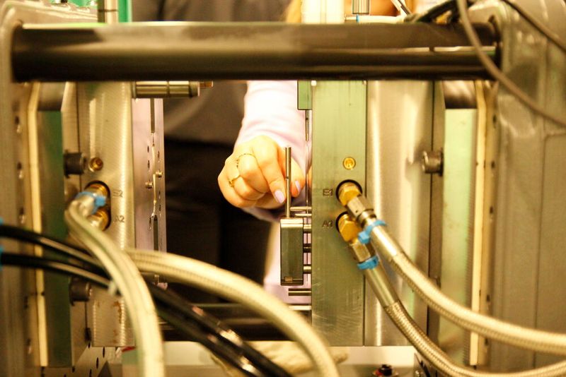 Das Einlegen des Metallstifts ... (Bild: Breunig – VCG)