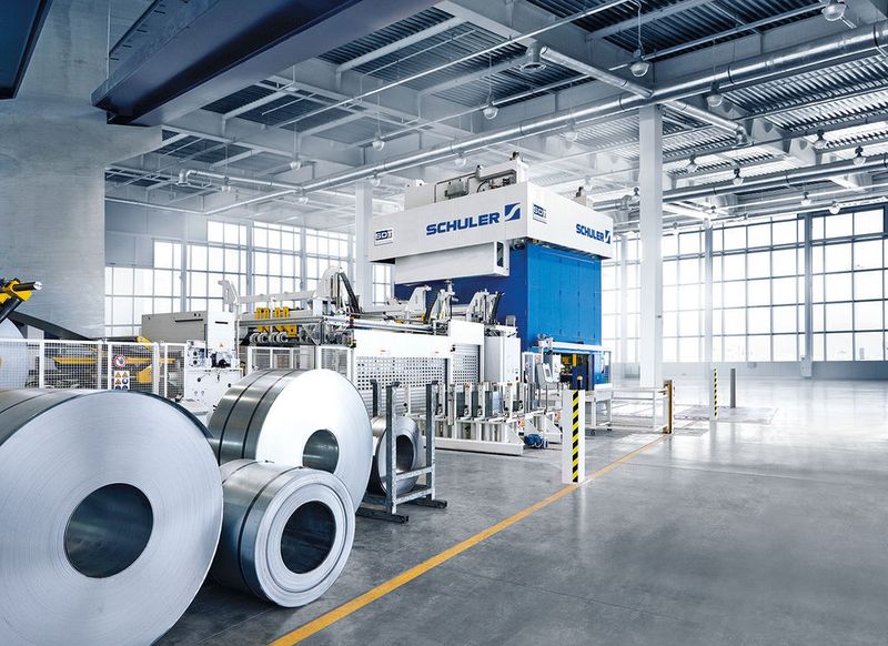 Schuler bietet Pressen, Automationslösungen, Werkzeuge, Prozess-Know-how und Service für die gesamte metallverarbeitende Industrie an.  (Schuler)
