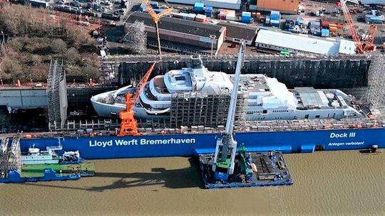 Wieder eine Handbreit Wasser unter dem Kiel – zumindest in wirtschaftlicher Hinsicht – hat die fast vor dem Aus gestandene Lloyd-Werft in Bremerhaven. Denn das Bundeskartellamt hat jetzt die Übernahme genehmigt. Außerdem gebe es erste Zeichen der Erholung...(Bild:  dpa)