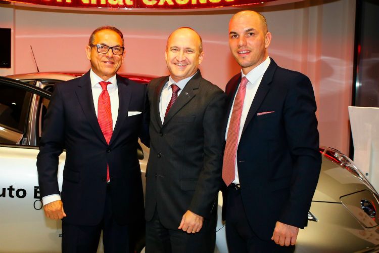 Freuen sich auf die Zusammenarbeit: (v. li.) Donato Cisternino (Geschäftsführer Auto Emotion), Thomas Hausch (Geschäftsführer Nissan Center Europe) und Agostino Cisternino (Geschäftsführer Auto Emotion). (Nissan)
