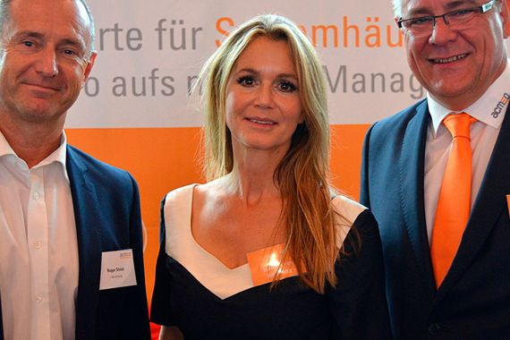 (v. l.) Roger Staub (net point) mit Isabelle von Künßberg und Udo Schillings (beide Acmeo)