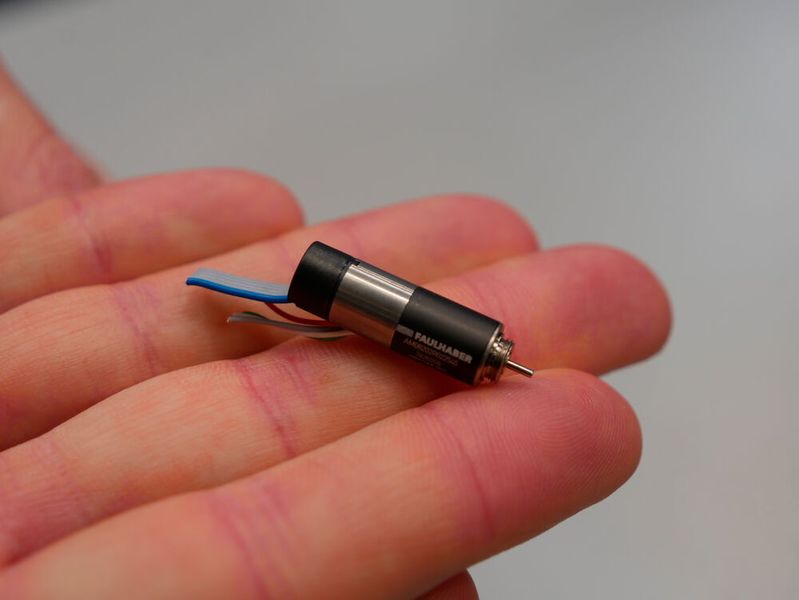 Der Inkrementalencoder IEP3 von Faulhaber erreicht dank neuester Chiptechnologie eine sehr hohe Auflösung und Genauigkeit. Mit gerade einmal 8 mm Durchmesser ist der IEP3 sehr leicht und kompakt und bietet dennoch eine Auflösung von bis zu 10.000 Impulsen pro Umdrehung. (Bild: Sandro Kipar/VCG)