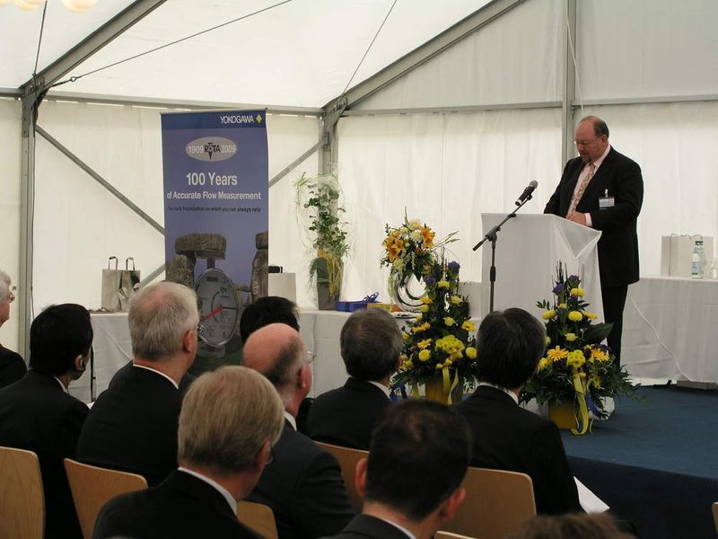 Staatssekretär im Wirtschaftsministerium Baden Würtemberg, Richard Drautz, bedankt sich bei Rota Yokogawa für zurückliegende und geplante Investititonen am Standort Wehr und überbringt Glückwünsche zum 100. Firmenjubiläum. (Archiv: Vogel Business Media)