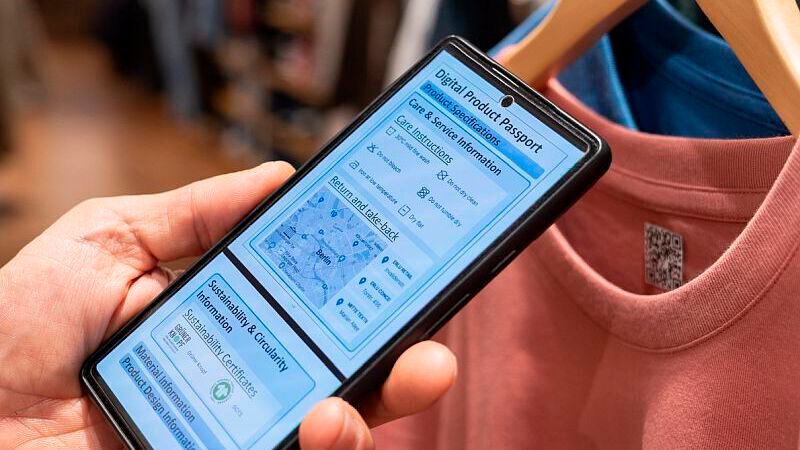 Per QR-Code sollen Konsumenten künftig erfahren, wie ein Produkt hergestellt wurde und wie es sich gegebenenfalls reparieren lässt.(Bild:  Nadine Glad)