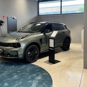 Der Showroom greift den Charakter der Lynk-&-Co-Clubs in Großstädten auf.(Bild:  Svenscar)