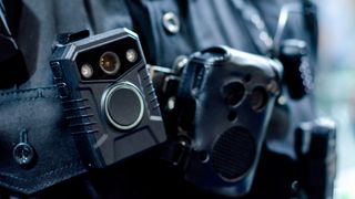Bodycams dienen zur Beweissicherung und dem Schutz der Beamtinnen und Beamten sowie potienteller Verdächtiger gleichermaßen. Die Gewerkschaft der Polizei fordert von der Politik nun klare Regeln für die Verwendung. (© Олександр Луценко - stock.adobe.com)