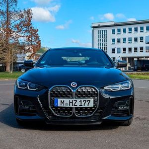 Vorne hingegen sorgte die ins Riesenformat hochgezoomte BMW-Niere beim Erscheinen der Generation G22 für kontroverse Diskussionen. (Bild:  Rosenow – »kfz-betrieb«)