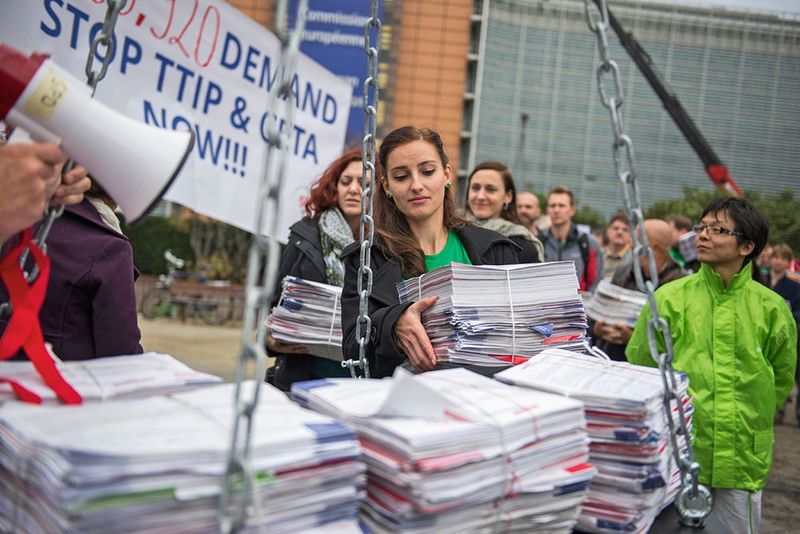 Foto der symbolischen Unterschriftenübergabe der Bürgerinitiative Stop TTIP in Brüssel. (Bild:  Stop TTIP/Alex GD/Collectif Krasnyi)