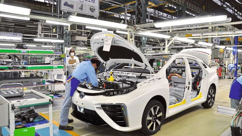 Trotz steigender Auslieferungen brach der operative Gewinn bei Toyota um mehr als ein Viertel ein.(Bild:  ampnet/Toyota)