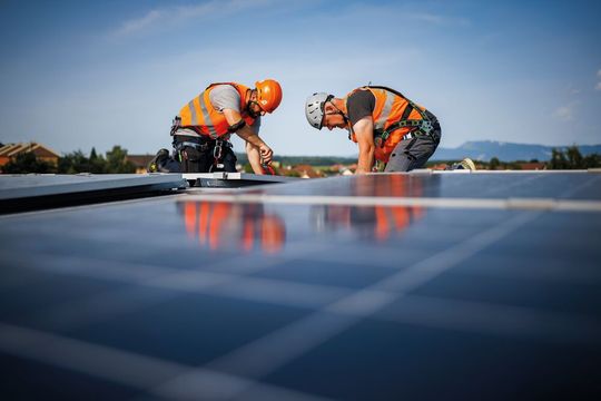 2213 panneaux solaires ont été installés sur les toits de la cimenterie d’Éclépens.(Source :  Romande Energie)