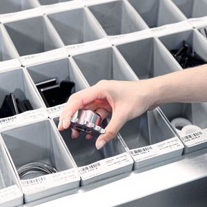 „LogiPointer“: Optische Anzeige der Lagerposition durch einen Laserpointer.(Bild:  SSI Schäfer)