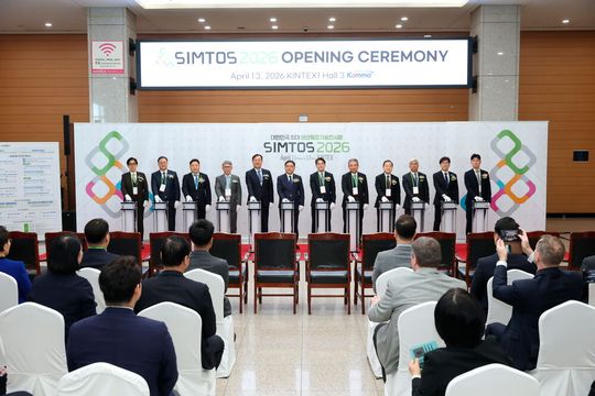 Dieses Dutzend an Experten und Vertretern der Industrie aus Korea eröffnete am 13. April die Simtos 2026, die dann bis zum 17. April alles zeigte, was eine moderne Produktion braucht, um wettbewerbsfähig zu bleiben.(Bild:  Komma)
