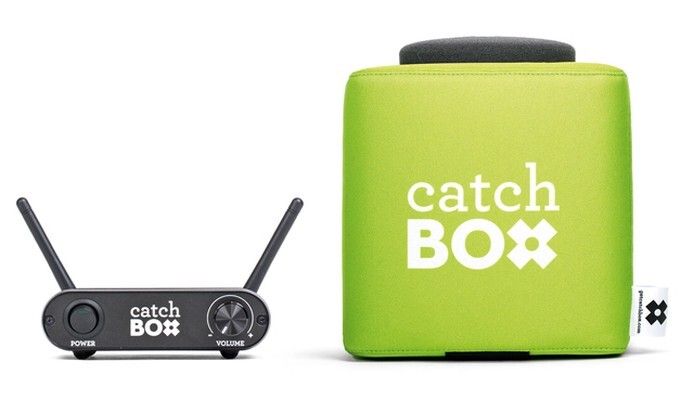 Red Dot Award 2015 - Funkmikrofon Catchbox 2.4 von Hersteller rick Technologies Oy, Finnland: Das weiche, schnurlose Mikrofon Catchbox 2.4 wurde für große Gesprächsrunden entworfen. Das Gerät ist mit einem würfelförmigen Soft-Mantel umgeben und kann so zwischen den einzelnen Sprechern einer Gruppe hin und her geworfen werden. Das unterstützt die spielerische Interaktion und macht umständliches und zeitraubendes Herumreichen obsolet. Ein spezieller Magnetmechanismus sichert die technischen Komponenten im Inneren. Um unerwünschte Geräusche beim Werfen oder Fallenlassen zu vermeiden, misst das Gerät kontinuierlich jede Bewegung und schaltet das Mikrofon automatisch ein und aus. (Bild: Red Dot)