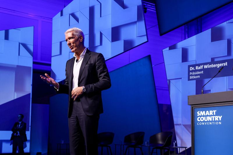 Auch Bitkom-Präsident Ralf Wintergerst sprach zu Beginn der Messe. Sein Appell: Da die meisten Menschen beim digitalen Staat weiter als viele Ämter seien, müsse der Schritt vom reinen Online-Termin hin zum flächendeckenden Online-Antrag nun endlich vollzogen werden. (Bild: © Messe Berlin GmbH)