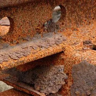 Das fällt einem ein, wenn man an Rost denkt: Vergammeltes Metall, das auf den ersten Blick zu nichts mehr nütze ist. Doch eine Forscherin von der Universität des Saarlandes sieht das anders! Sie untersucht Eisenoxid, um Batterien zu entwickeln, die umweltschonender sind als bisherige ... (Bild: Oxolotl)