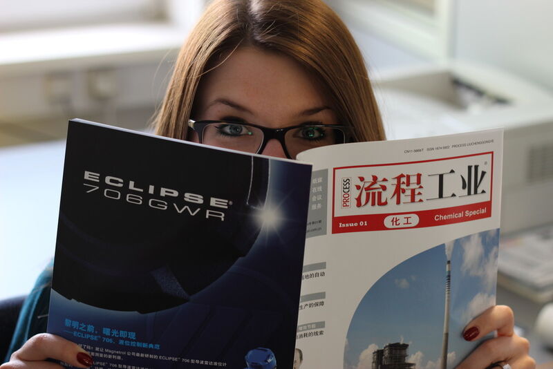 Erwischt! PROCESS-Mediaberaterin Katharina Flügge bestaunt die PROCESS China. (Bild: Ernhofer / PROCESS)