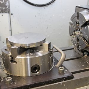 Auf der Super-Mini-Mill, die für die Bearbeitung von Kunststoff und Aluminium ausgelegt ist, fräst das TAZ Spiegelau fast durchgängig hochharte Werkzeugstähle.