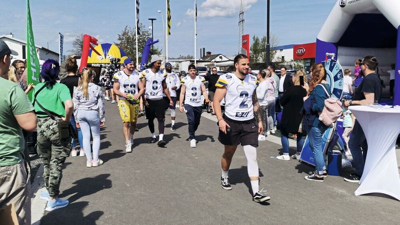 Verschiedene Showeinlagen, von Tanzgruppen bis hin zur Football-Mannschaft der Hildesheim Invaders, die die Hermann-Gruppe unterstützt, waren zu bewundern.  (Bild: Autohaus Hermann)