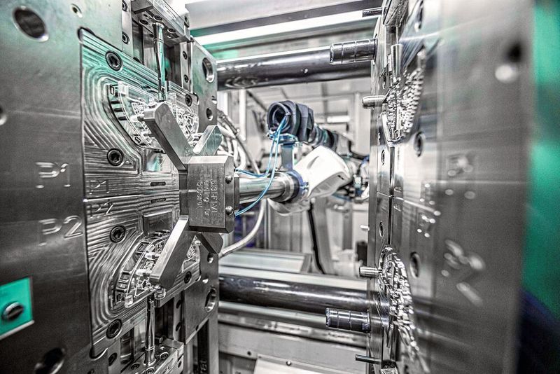 Die Rodinger Kunststoff-Technik hat sich auf die Kunststoffbe- und -verarbeitung in der Mikrofluidik spezialisiert. Bei Zuhaltekräften von 40 bis 250 Tonnen werden sämtliche thermoplastischen Kunststoffe inklusive der gängigen Funktionszusatzstoffe im 1K-, 2K- und 3K-Verfahren verarbeitet.(Bild:  Rodinger Kunststoff-Technik)