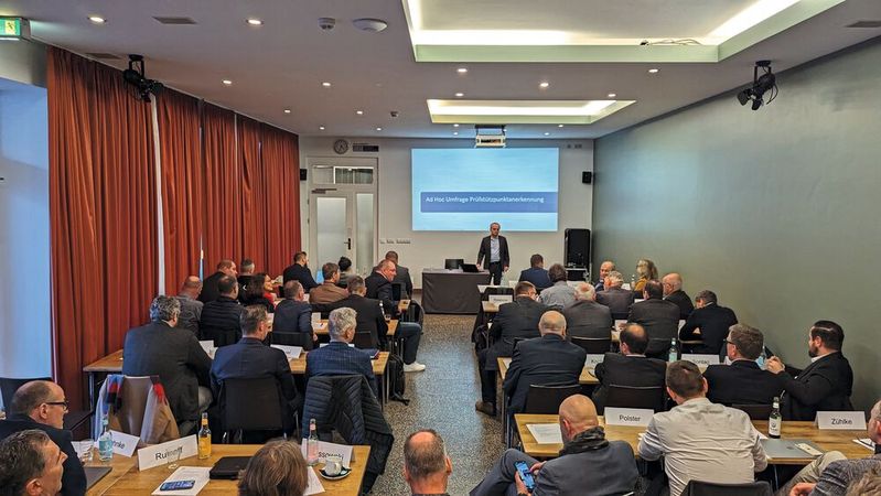 Rund 40 Teilnehmerinnen und Teilnehmer trafen sich am 29. Januar 2024 zur Sitzung des Ausschusses für Werkstätten und Technik in Berlin.(Bild:  Rosenow – VCG)