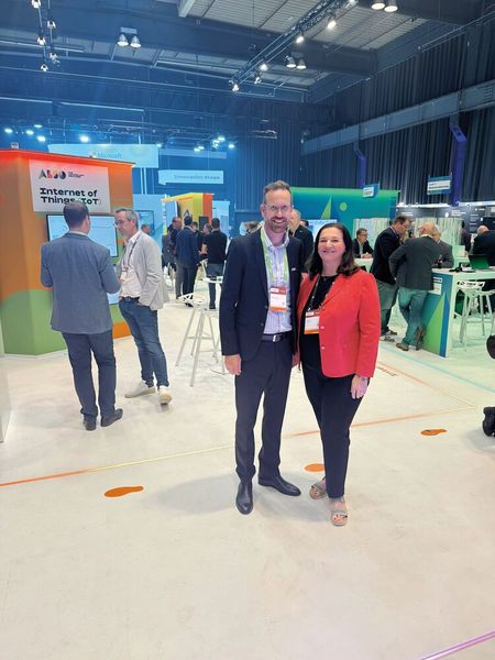 Fabian Jaensch (ALSO) und Lilli Kos (IT-BUSINESS) erkunden die ALSO-Area. (Bild: Vogel IT-Medien GmbH)