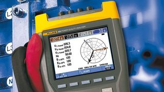 Im Display können alle drei Phasen, Blindleistung u.a. gleichzeitig übersichtlich visualisiert werden. (Archiv: Vogel Business Media)