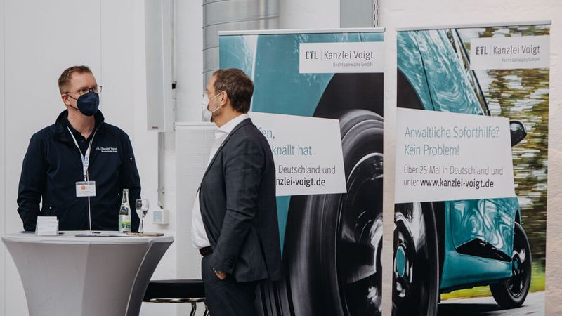 Wenn es zum Streit kommt: Die Juristen der ETL Kanzlei Voigt Rechtsanwälte sind an der Seite des Sachverständigen, der Werkstatt und des Geschädigten. (Bild: Knüttel | BKfotofilm)