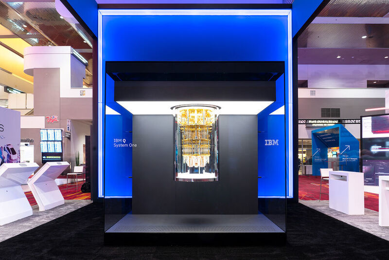 Anfang 2021 möchte IBM zusammen mit Fraunhofer ein „Q System One“ in einem IBM-Rechenzentrum in der Nähe von Stuttgart in Betrieb nehmen. In der Abbildung: IBM Q System One auf der CES 2020 in Las Vegas. (IBM)