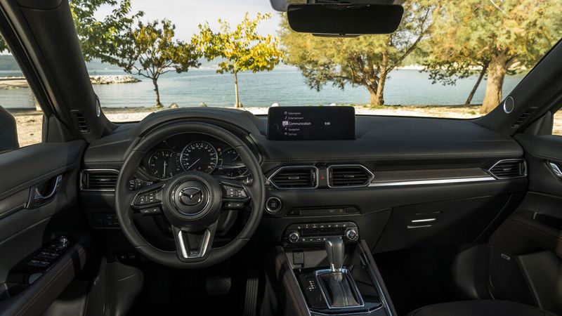 Das 10,25 Zoll große Head-up-Display liefert dem Fahrer schnell und zuverlässig die benötigten Informationen. (Autoren-Union Mobilität/Mazda)